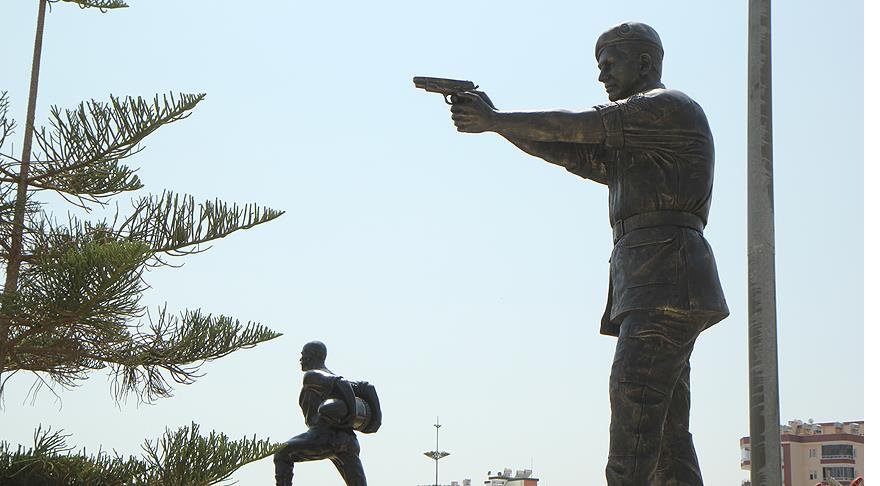 Şehit Ömer Halisdemir'in heykeli dikildi