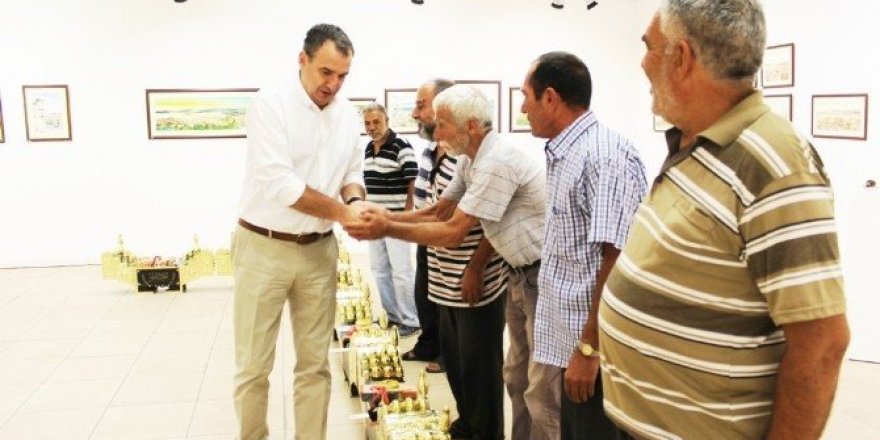 Ayvalık’ta ayakkabı boyacıları yeni sandıklarına kavuştu