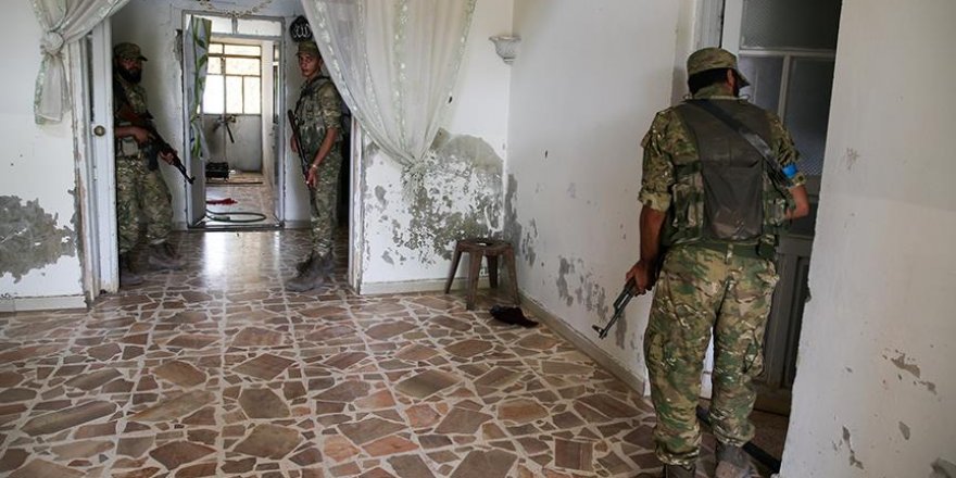 Özgür Suriye Ordusu DAEŞ’in boşalttığı evlerde arama yapıyor