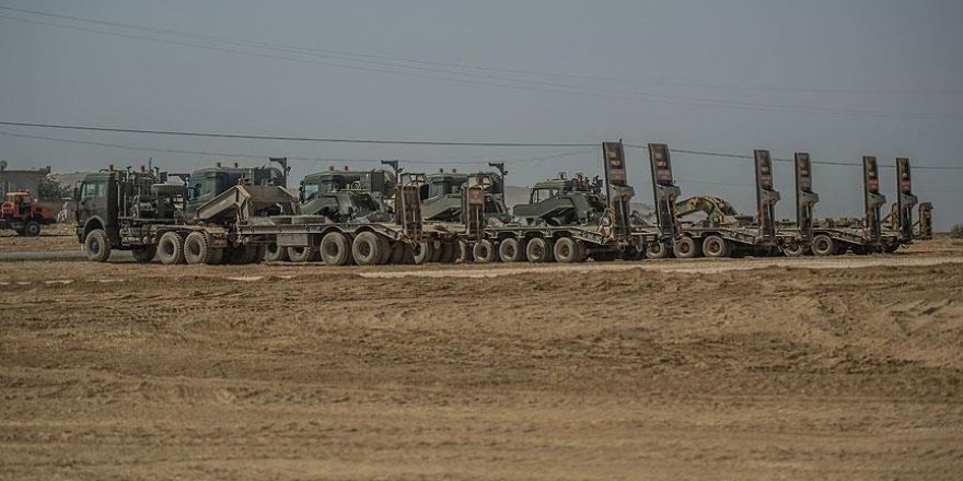 Tank ve zırhlı personel taşıyıcılar sınırın Türkiye tarafında bekliyor