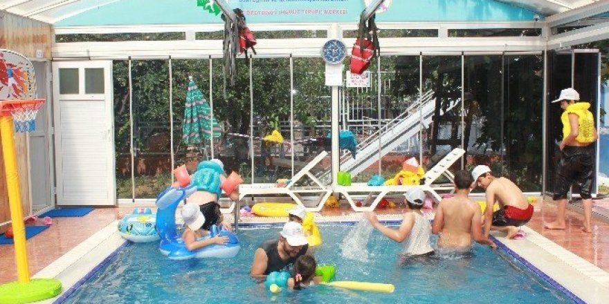 Terör mağduru çocuklara havuz terapisi