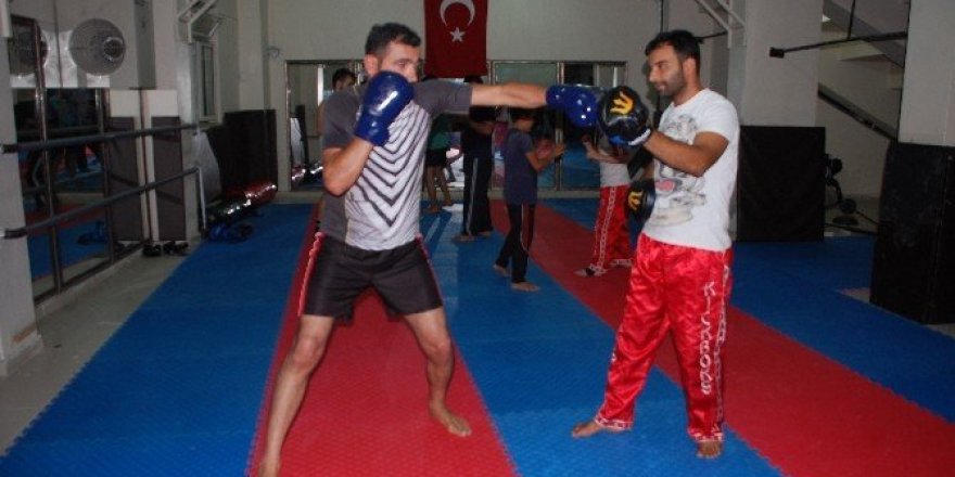 Kick boksa ilgi her gecen gün artıyor