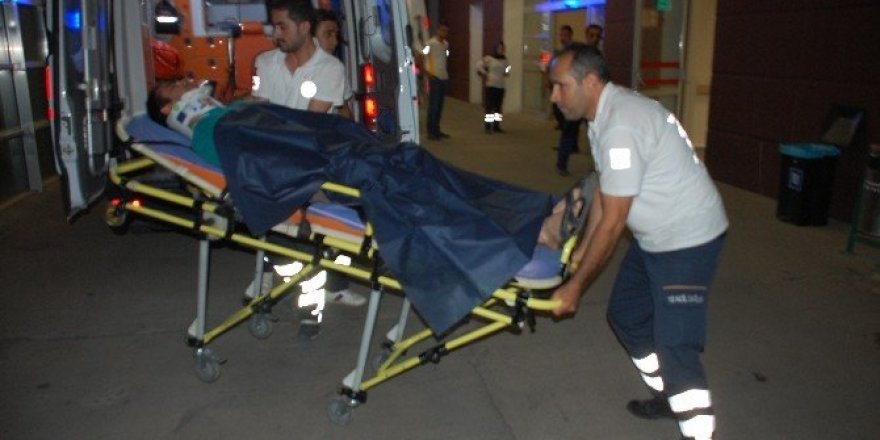 Motosiklet devrildi: 2 Yaralı