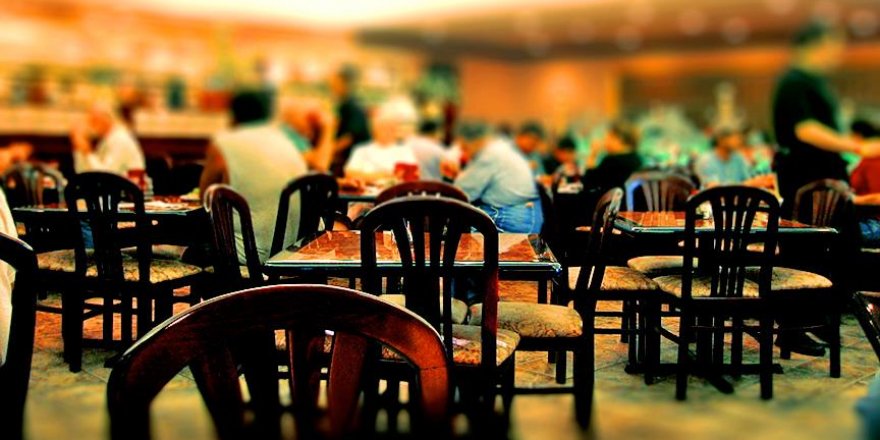 Restoranda iki başörtülü kadına servis yapılmadı