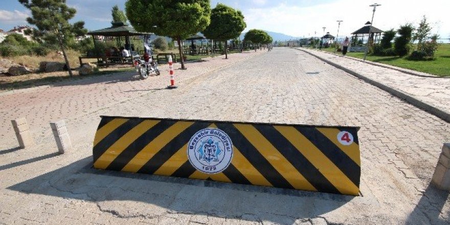 Beyşehir Gölü kıyısındaki parkın araç giriş çıkışları kontrol ediliyor