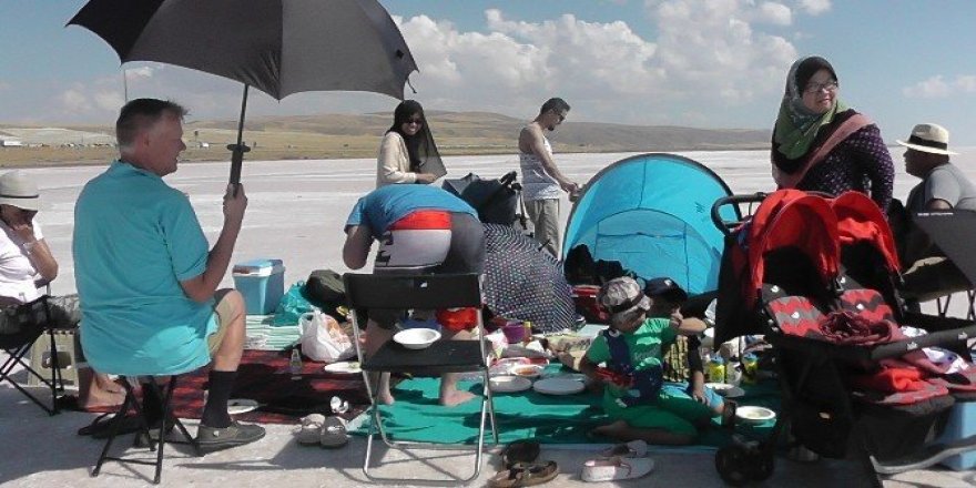 Nijeryalı turistler Tuz Gölü’nde piknik yaptı