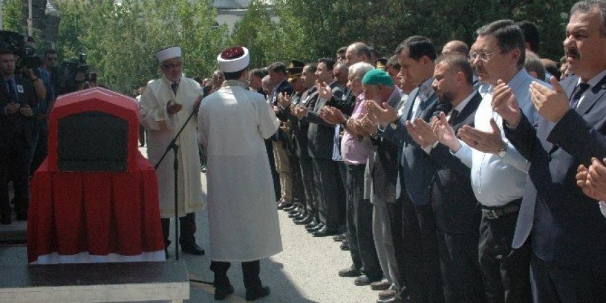 Kazan şehidini dualarla uğurladı