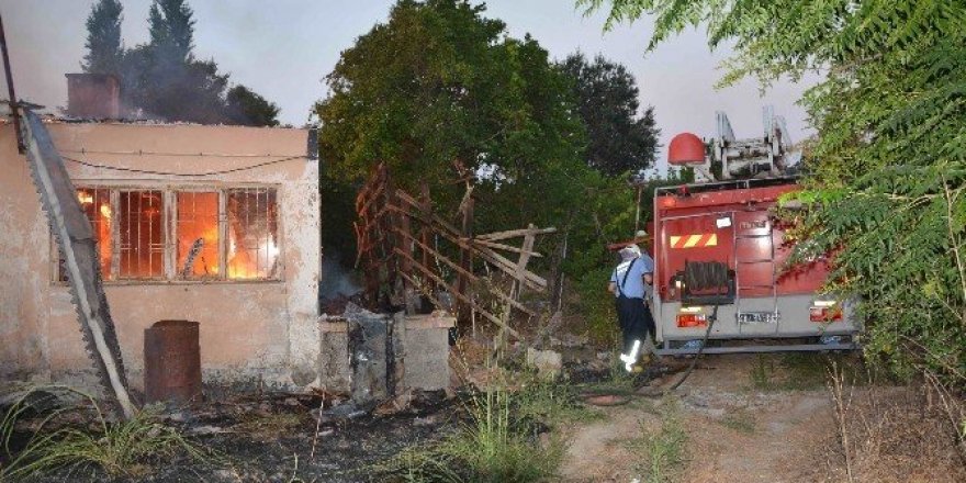 Ortaca’da piknikçiler bağ evini kül etti