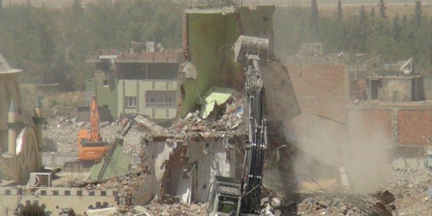 Nusaybin’de ağır hasarlı yapıların yıkımı sürüyor