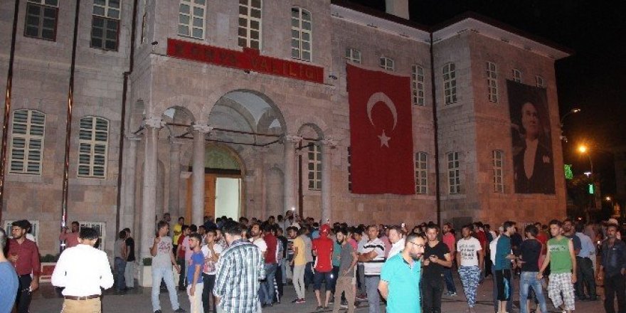 Darbe endişesiyle sokağa çıktılar
