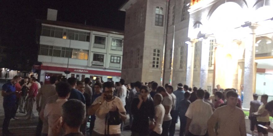 Konya'da elektrikler kesilince halk 'Ne oluyor' diye sokağa indi