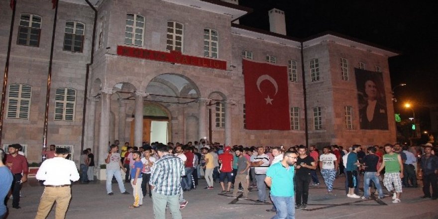 Konya'da elektrikler kesildi, vatandaş sokağa döküldü!