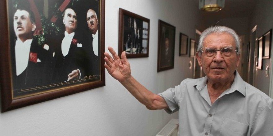 Ata’nın fotoğraflarını Bayraklı’ya bağışladı