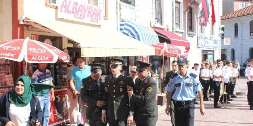 30 Ağustos töreninde teğmen fenalık geçirdi