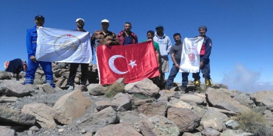 Aksaray’da dağcılar, şehitler için Hasandağı’na tırmandı
