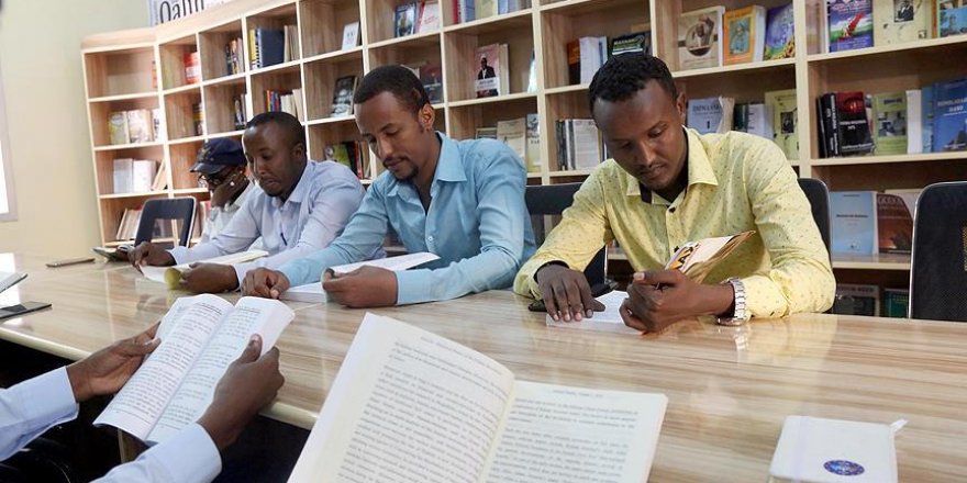 Somali'de gençlerden okumaya teşvik girişimi