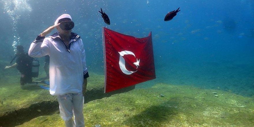 Deniz dibinde Türk bayrağı açtılar
