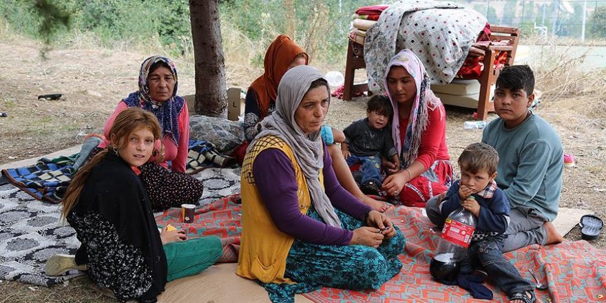 Hastane bahçesinde 'iyi haber' bekliyorlar