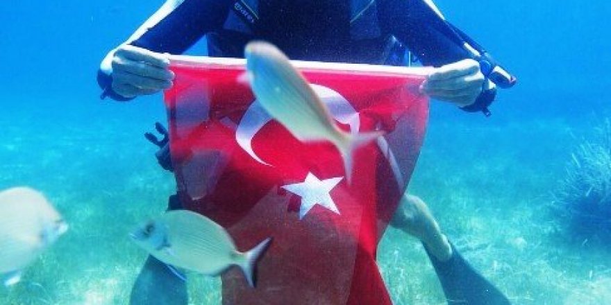 30 Ağustos’u su altında kutladılar