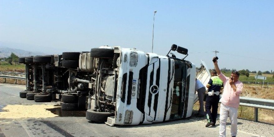 Manisa’da talaş yüklü tır devrildi: 1 yaralı