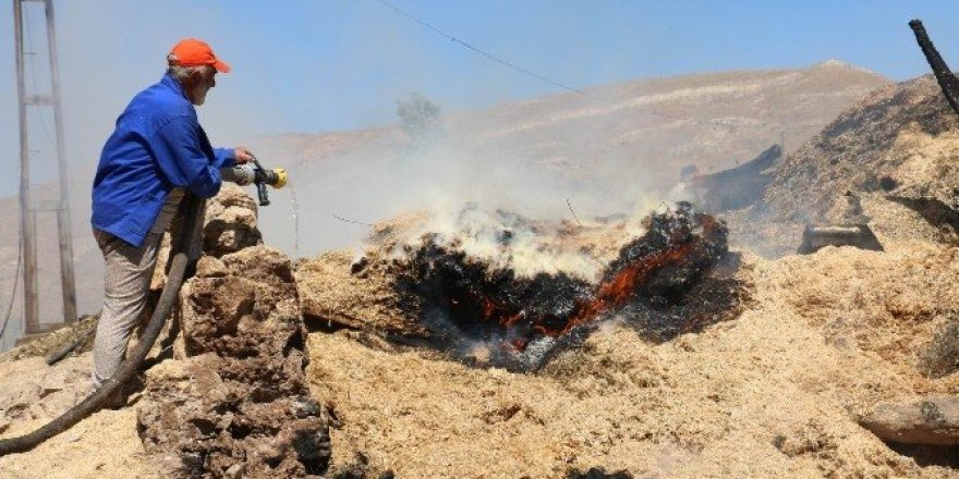Köyde yangın: 3 ahır, 2 samanlık ve köy konağı kül oldu