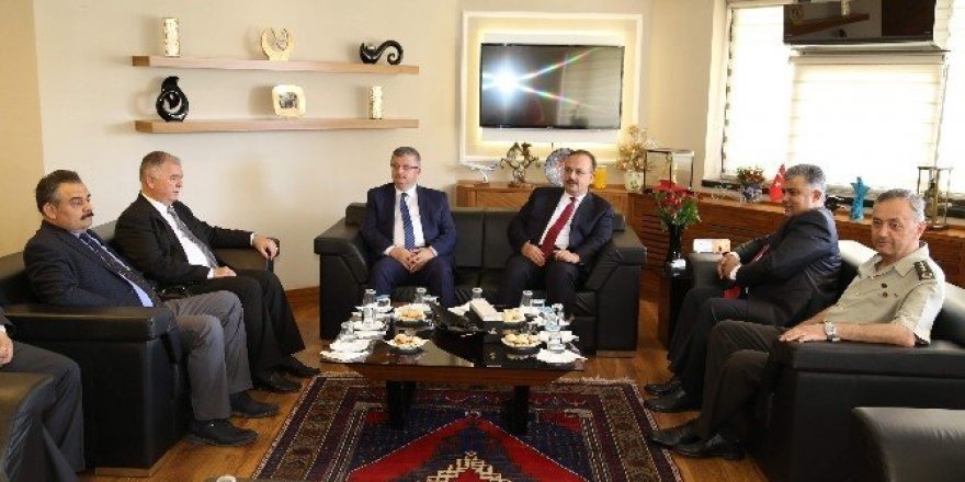 Vali Canbolat’tan Başkan Özgüven’e ziyaret
