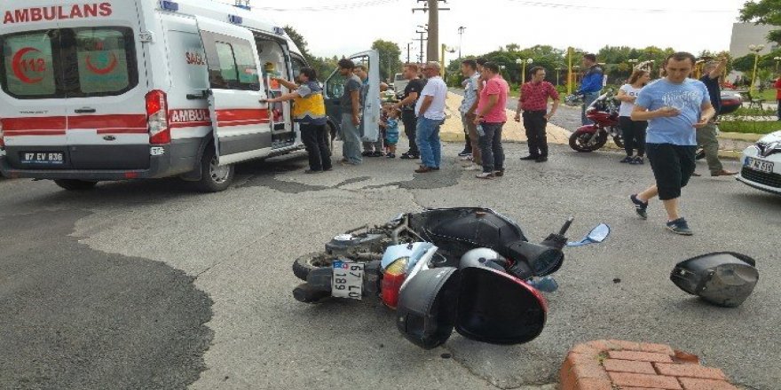 Otomobil motosikletle çarpıştı: 1 yaralı