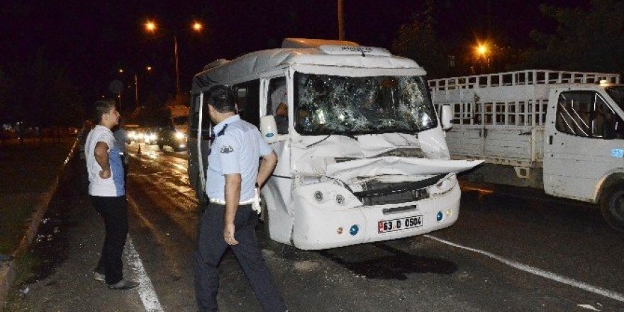 Siverek’te yolcu minibüsü kamyona çarptı: 7 yaralı