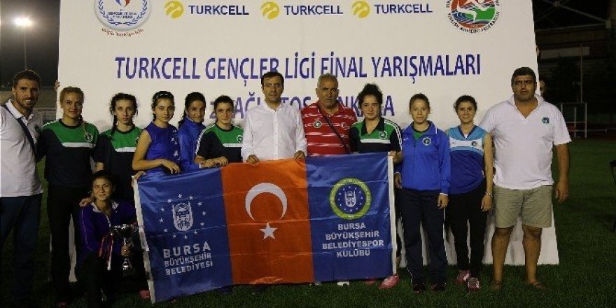 Büyükşehir’in genç atletleri Türkiye üçüncüsü