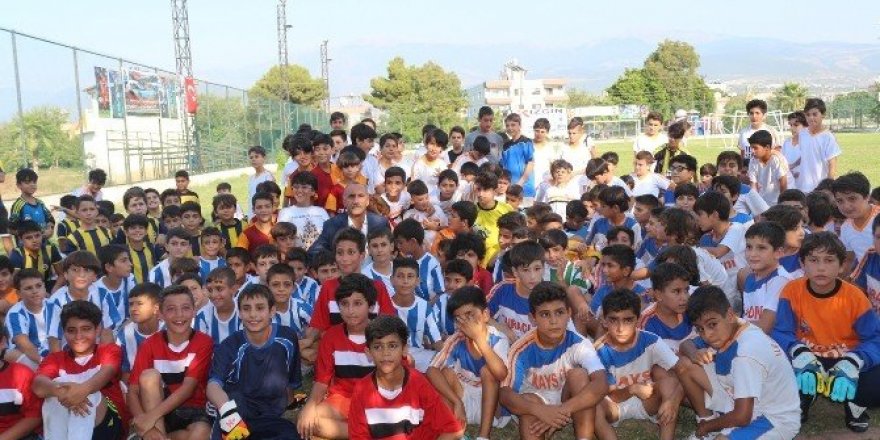 Arsuz’da 300’ü aşkın minik futbolcu şenlikte buluştu
