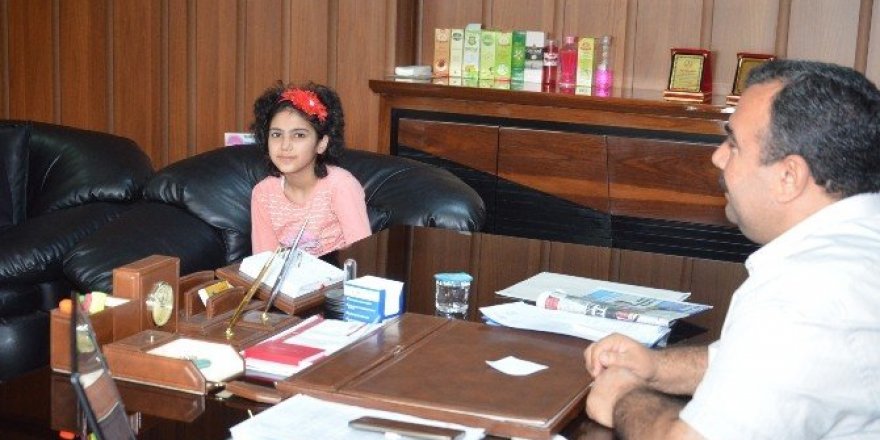 Rüyada gördüğü öğretmenini annesinin kucağında görmeye gitti