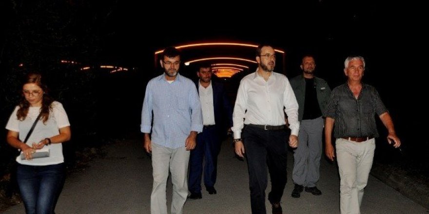 Başkan Ayaz, dekoratif ahşap kemer aydınlatmalarını inceledi