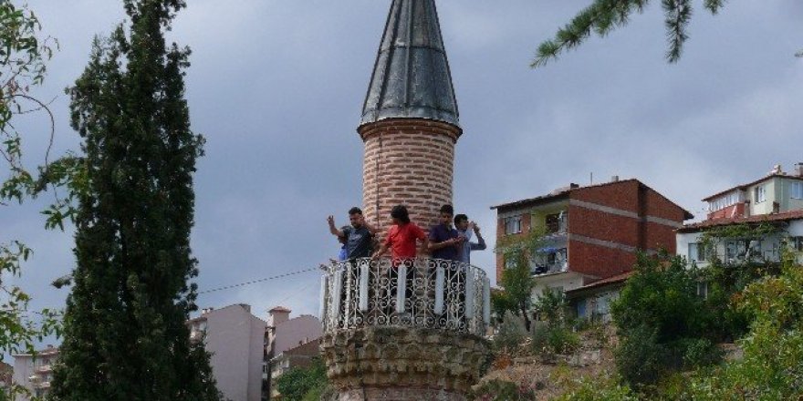 624 yıllık tarihi caminin minaresinde selfie çılgınlığı