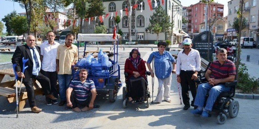 Engelli vatandaştan engelliler derneğine mavi kapak