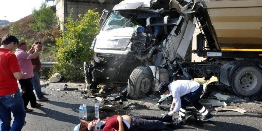 Hafriyat kamyonu ile yolcu otobüsü kafa kafaya çarpıştı: 7 yaralı