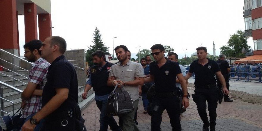 Aralarında rütbelilerin de bulunduğu 25 polis adliyede