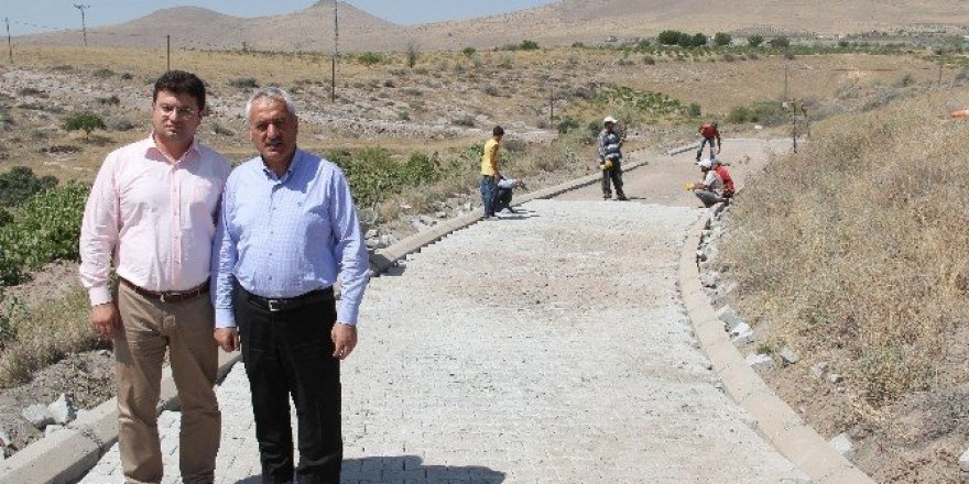 İncesu Belediyesi bağ yollarında parke çalışmalarına başladı