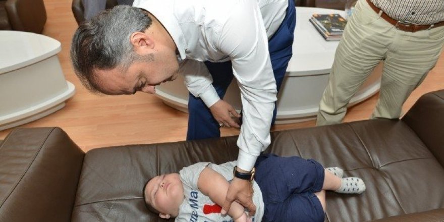 İnegöl Belediyesi’nden Kosovalı Anik bebeğe yardım eli