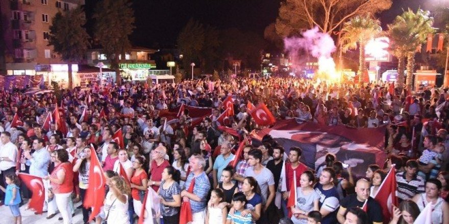 Milas’ta binlerce kişi fener alayına akın etti