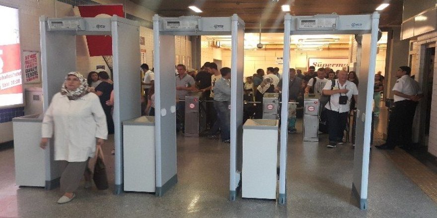 Atatürk Havalimanı metro girişinde X-ray dönemi