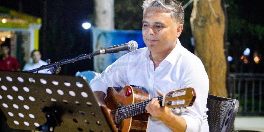 Başkan Uysal gitarıyla sahnede