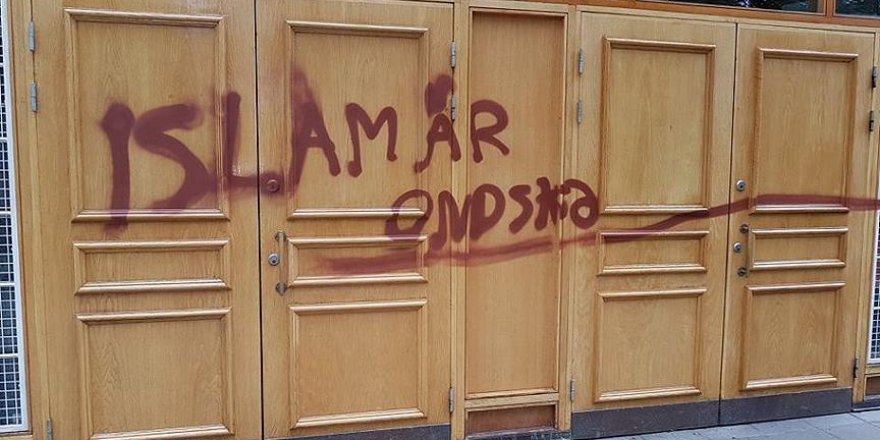 İsveç'te camiye çirkin saldırı