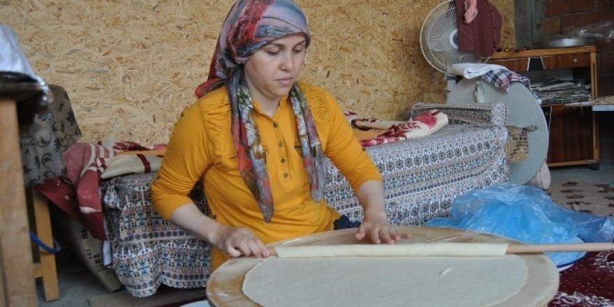 Ev hanımları kışlık yiyecek yaparak aile ekonomisine katkı sağlıyor