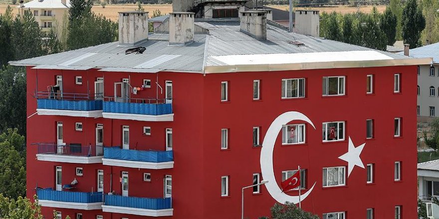 Emniyet amirliği binasını gören öz çekim yapıyor