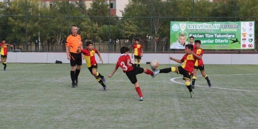 Tevfik Lav Futbol Turnuvası başladı