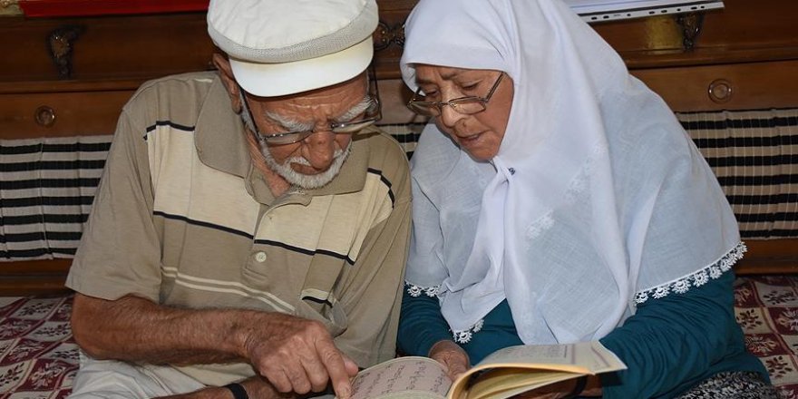 82'sinde Kur'an öğrendi, şimdi de eşine öğretiyor