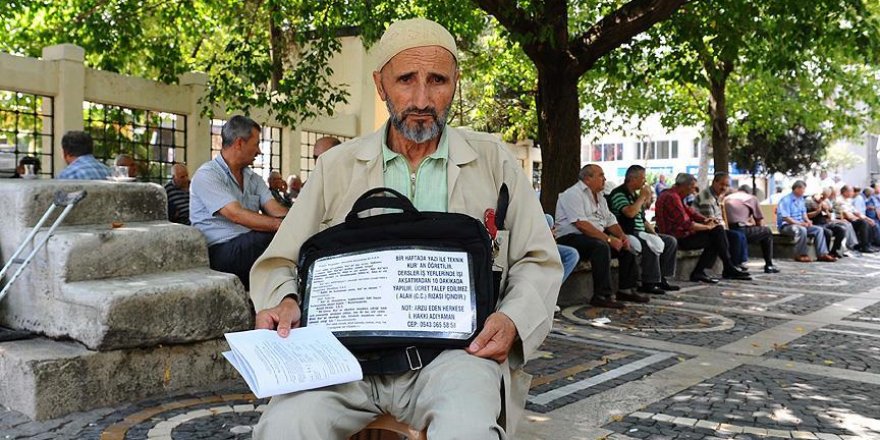 Kapı kapı dolaşıp 20 yıldır Kur'an öğretiyor