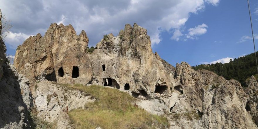 Kayalıklardaki manastır turizme kazandırılmayı bekliyor