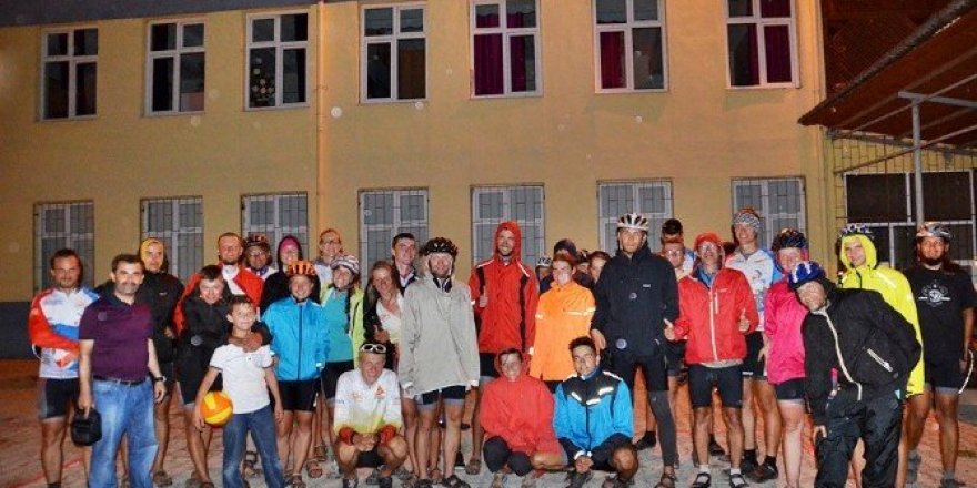 Dünya barışı için yola çıkan 36 kişi, 10 bin kilometre pedal çevirecek