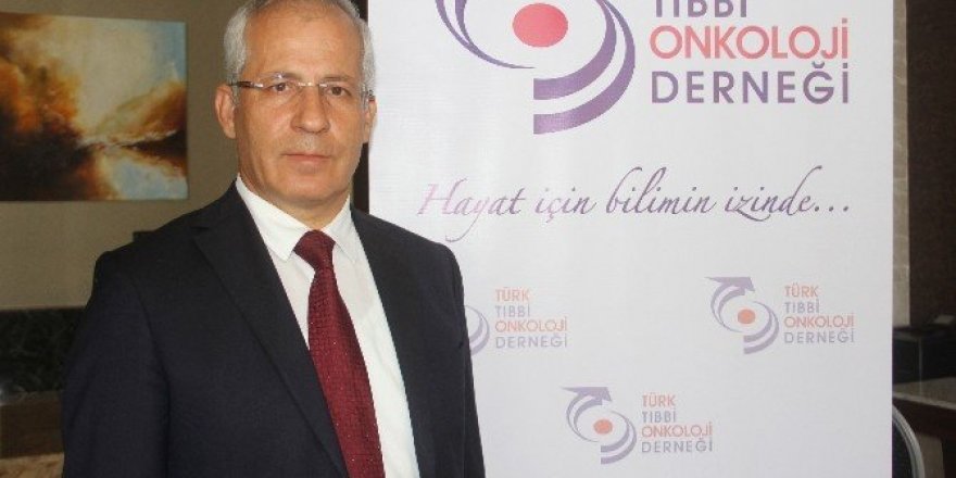 Raflarda satılan çeşitli ürünler ve meşrubatlara dikkat